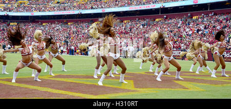 Landover, Maryland, Stati Uniti d'America. 02oct, 2016. Washington Redskins cheerleaders eseguire tra il primo e il secondo trimestre durante la partita contro i Cleveland Browns a FedEx in campo Landover, Maryland il 2 ottobre 2016. Credito: Ron Sachs/CNP /MediaPunch/Alamy Live News Foto Stock