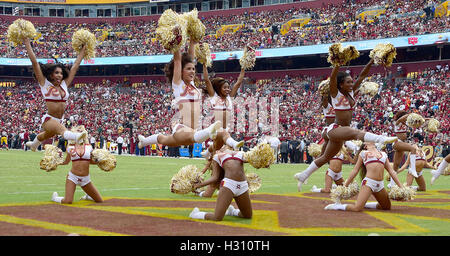 Landover, Maryland, Stati Uniti d'America. 02oct, 2016. Washington Redskins cheerleaders eseguire tra il primo e il secondo trimestre durante la partita contro i Cleveland Browns a FedEx in campo Landover, Maryland il 2 ottobre 2016. Credito: Ron Sachs/CNP /MediaPunch/Alamy Live News Foto Stock