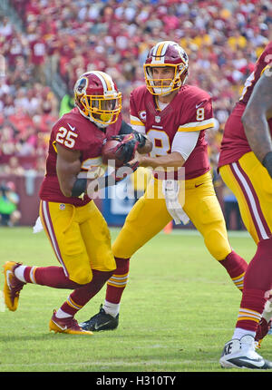 Landover, Maryland, Stati Uniti d'America. 02oct, 2016. Washington Redskins quarterback Kirk cugini (8) mani off a Washington Redskins running back Chris Thompson (25) nel primo trimestre azione contro i Cleveland Browns a FedEx in campo Landover, Maryland il 2 ottobre 2016. Credito: Ron Sachs/CNP /MediaPunch/Alamy Live News Foto Stock