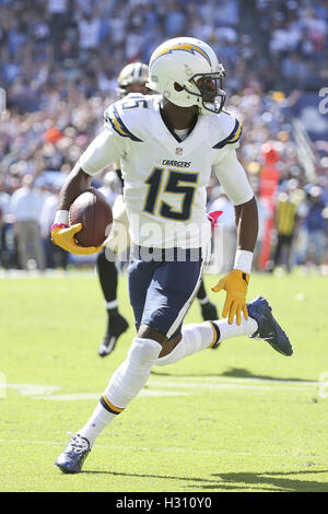 San Diego, CA, Stati Uniti d'America. 2 Ottobre, 2016. 2 ottobre 2016: San Diego Chargers wide receiver Dontrelle Inman (15) guarda indietro dopo che egli si rompe un placcaggio e corre per un touchdown nel gioco tra New Orleans Saints e San Diego Chargers, Qualcomm Stadium, San Diego, CA. Peter Joneleit/ ZUMA filo il credito di servizio: Peter Joneleit/ZUMA filo/Alamy Live News Foto Stock