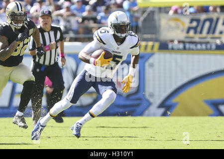 San Diego, CA, Stati Uniti d'America. 2 Ottobre, 2016. 2 ottobre 2016: San Diego Chargers wide receiver Dontrelle Inman (15) viene eseguita dopo la cattura in gioco tra il New Orleans Saints e San Diego Chargers, Qualcomm Stadium, San Diego, CA. Peter Joneleit/ ZUMA filo il credito di servizio: Peter Joneleit/ZUMA filo/Alamy Live News Foto Stock