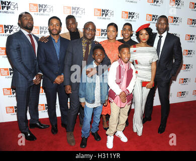 New York, NY, STATI UNITI D'AMERICA. 02oct, 2016. Direttore Barry Jenkins e il cast di 'Moonlight' compresi Trevante Rhodes, Janelle Monae, Mahershala Ali, Naomie Harris, Alex Hibbert frequentare il 'Moonlight' premiere durante la cinquantaquattresima New York Film Festival di Alice Tully Hall, Lincoln Center il 2 ottobre, 2016 nella città di New York. Credito: John Palmer/media/punzone Alamy Live News Foto Stock