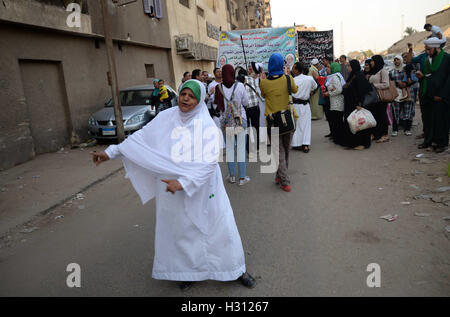 Il Cairo, Egitto. 2 Ottobre, 2016. Egyptian sufi musulmani pratica ritualized Zikr (invocazione) per celebrare il nuovo Hijri islamico anno 1438 di fronte al-Hussein mosque al Al-Azhar nel quartiere vecchio Cairo islamico, Egitto Ottobre 2, 2016 Credit: Sayed Amr/immagini APA/ZUMA filo/Alamy Live News Foto Stock