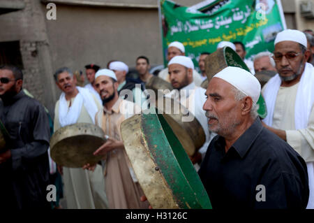 Il Cairo, Egitto. 2 Ottobre, 2016. Egyptian sufi musulmani pratica ritualized Zikr (invocazione) per celebrare il nuovo Hijri islamico anno 1438 di fronte al-Hussein mosque al Al-Azhar nel quartiere vecchio Cairo islamico, Egitto Ottobre 2, 2016 Credit: Sayed Amr/immagini APA/ZUMA filo/Alamy Live News Foto Stock