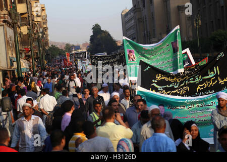 Il Cairo, Egitto. 2 Ottobre, 2016. Egyptian sufi musulmani pratica ritualized Zikr (invocazione) per celebrare il nuovo Hijri islamico anno 1438 di fronte al-Hussein mosque al Al-Azhar nel quartiere vecchio Cairo islamico, Egitto Ottobre 2, 2016 Credit: Sayed Amr/immagini APA/ZUMA filo/Alamy Live News Foto Stock