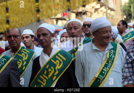 Il Cairo, Egitto. 2 Ottobre, 2016. Egyptian sufi musulmani pratica ritualized Zikr (invocazione) per celebrare il nuovo Hijri islamico anno 1438 di fronte al-Hussein mosque al Al-Azhar nel quartiere vecchio Cairo islamico, Egitto Ottobre 2, 2016 Credit: Sayed Amr/immagini APA/ZUMA filo/Alamy Live News Foto Stock