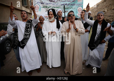 Il Cairo, Egitto. 2 Ottobre, 2016. Egyptian sufi musulmani pratica ritualized Zikr (invocazione) per celebrare il nuovo Hijri islamico anno 1438 di fronte al-Hussein mosque al Al-Azhar nel quartiere vecchio Cairo islamico, Egitto Ottobre 2, 2016 Credit: Sayed Amr/immagini APA/ZUMA filo/Alamy Live News Foto Stock