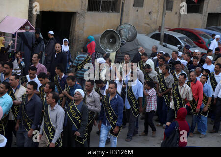 Il Cairo, Egitto. 2 Ottobre, 2016. Egyptian sufi musulmani pratica ritualized Zikr (invocazione) per celebrare il nuovo Hijri islamico anno 1438 di fronte al-Hussein mosque al Al-Azhar nel quartiere vecchio Cairo islamico, Egitto Ottobre 2, 2016 Credit: Sayed Amr/immagini APA/ZUMA filo/Alamy Live News Foto Stock