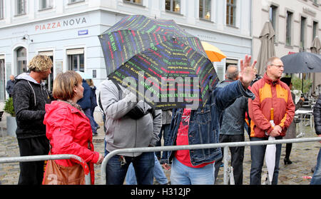 Dresden, Germania. 03 ott 2016. Pegida seguaci di dimostrare di fronte alla chiesa Frauenkirche di Dresda, in Germania, 03 ottobre 2016. I massimi rappresentanti dello stato sono attesi a Dresda per evidenziare e chiusura delle celebrazioni su unità tedesca giorno. Foto: JAN WOITAS/dpa/Alamy Live News Foto Stock