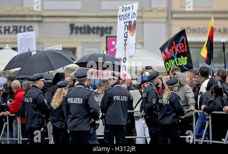 Dresden, Germania. 03 ott 2016. Pegida seguaci di dimostrare di fronte alla chiesa Frauenkirche di Dresda, in Germania, 03 ottobre 2016. I massimi rappresentanti dello stato sono attesi a Dresda per evidenziare e chiusura delle celebrazioni su unità tedesca giorno. Foto: JAN WOITAS/dpa/Alamy Live News Foto Stock