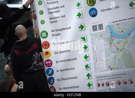 Dresden, Germania. 03 ott 2016. Pegida seguaci protesta di fronte la chiesa Frauenkirche di Dresda, in Germania, 03 ottobre 2016. I massimi rappresentanti dello stato sono attesi a Dresda per evidenziare e chiusura delle celebrazioni su unità tedesca giorno. Foto: ARNO BURGI/dpa/Alamy Live News Foto Stock