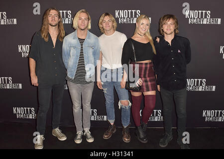 Buena Park, Stati Uniti d'America. Il 30 settembre, 2016. Ross Lynch, Riker Lynch, Rocky Lynch, Rydel Lynch e Ellington Ratliff von R5 a 'Knott's Scary Farm' Tappeto nero evento presso la fattoria delle bacche knott. Buena Park, 30.09.2016 | Verwendung weltweit/picture alliance © dpa/Alamy Live News Foto Stock