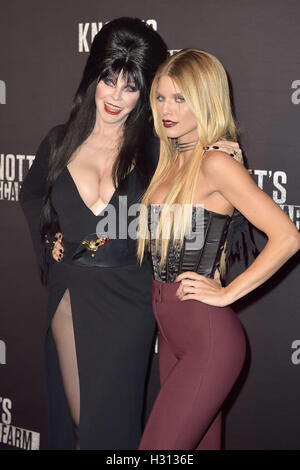 Cassandra Peterson / Elvira e AnnaLynne McCord a 'Knott's Scary Farm' Tappeto nero evento presso la fattoria delle bacche knott. Buena Park, 30.09.2016 | Verwendung weltweit/picture alliance Foto Stock