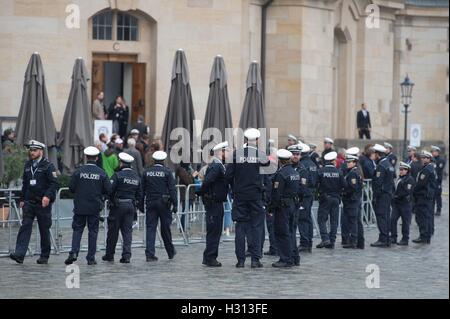 Dresden, Germania. 03 ott 2016. Gli ufficiali di polizia stand sul Neumarkt a Dresda, Germania, 03 ottobre 2016. La visita degli organi costituzionali per la capitale dello Stato della Sassonia che forma la chiusura del giorno dell'unità tedesca celebrazioni. Foto: SEBASTIAN KAHNERT/dpa/Alamy Live News Foto Stock