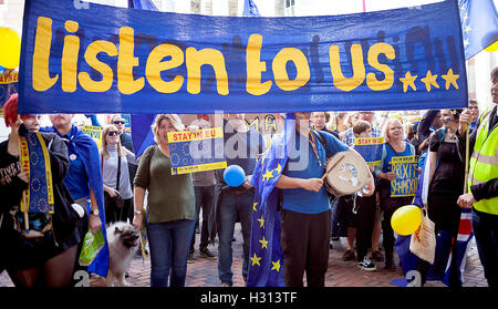 Birmingham, Regno Unito. 02oct, 2016. Pro Unione europea nel Rally di Birmingham. Una folla di persone raccolte in Birmingham e sotto gli occhi della polizia, hanno protestato presso l'idea di Brexit. Credito: Jane Campbell/Alamy Live News Foto Stock