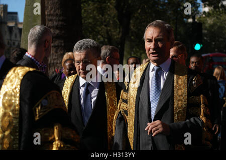 Londra, Regno Unito. 03 ott 2016. I giudici arrivano all'annuale Servizio di giudici presso l'Abbazia di Westminster, Londra, UK. Foto di vedere Li/Alamy Live News Foto Stock