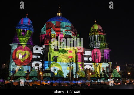 Berlino, Germania. Il 30 settembre, 2016. Numerosi edifici e monumenti in tutta la città di Berlino diventa la tela di luce spettacolari e proiezioni di video al Festival delle Luci a Berlino fino al 16 ottobre 2016. Festival delle luci di Berlino trasforma i più famosi luoghi di interesse e monumenti storici come il Berliner Dom (nella foto), Germania, Settembre 30, 2016. © Martin Weiser/CTK foto/Alamy Live News Foto Stock