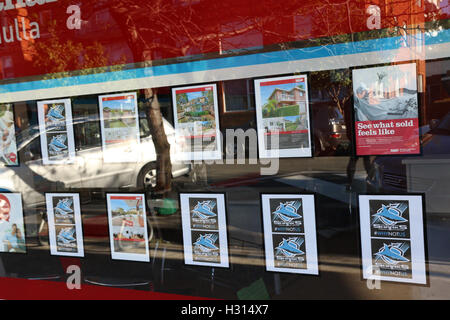 Sydney, Australia. Il 3 ottobre 2016. Molte aziende e abitazioni in Cronulla, a sud di Sydney sono state decorate a sostegno del Cronulla squali Nazionale Rugby League team che ha sconfitto la tempesta di Melbourne in NRL Grand final. Credito: Richard Milnes/Alamy Live News Foto Stock