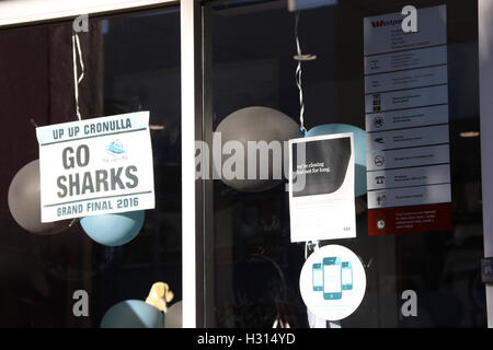 Sydney, Australia. Il 3 ottobre 2016. Molte aziende e abitazioni in Cronulla, a sud di Sydney sono state decorate a sostegno del Cronulla squali Nazionale Rugby League team che ha sconfitto la tempesta di Melbourne in NRL Grand final. Credito: Richard Milnes/Alamy Live News Foto Stock