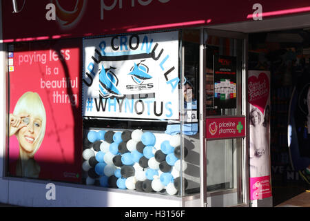 Sydney, Australia. Il 3 ottobre 2016. Molte aziende e abitazioni in Cronulla, a sud di Sydney sono state decorate a sostegno del Cronulla squali Nazionale Rugby League team che ha sconfitto la tempesta di Melbourne in NRL Grand final. Credito: Richard Milnes/Alamy Live News Foto Stock