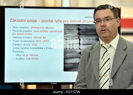 Brno, Repubblica Ceca. 03 ott 2016. Zdenek Vasek del produttore di acciaio Arcelor Mittal presenta il nuovo prodotto di speciale barre piatte a international engineering fair MSV di Brno, in Repubblica Ceca, 3 ottobre 2016. © Vaclav Salek/CTK foto/Alamy Live News Foto Stock