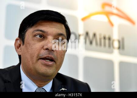 Brno, Repubblica Ceca. 03 ott 2016. CEO e presidente del consiglio di amministrazione di produttore di acciaio ArcelorMittal Ostrava Vijay Mahadevan parla durante la fiera internazionale MSV di Brno, in Repubblica Ceca, 3 ottobre 2016. © Vaclav Salek/CTK foto/Alamy Live News Foto Stock