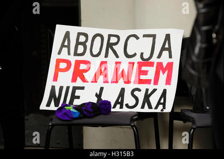 Swidnica,Polonia 3° Ott, 2016. Donne polacche tenere la protesta nero ( Czarny protesta ) contro il divieto previsto sull aborto Credito: Kazimierz Jurewicz/Alamy Live News Foto Stock