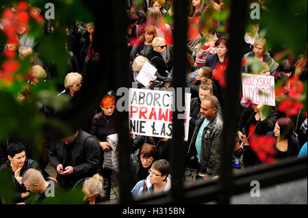 Swidnica,Polonia 3° Ott, 2016. Donne polacche tenere la protesta nero ( Czarny protesta ) contro il divieto previsto sull aborto Credito: Kazimierz Jurewicz/Alamy Live News Foto Stock