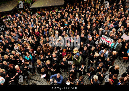 Swidnica,Polonia 3° Ott, 2016. Donne polacche tenere la protesta nero ( Czarny protesta ) contro il divieto previsto sull aborto Credito: Kazimierz Jurewicz/Alamy Live News Foto Stock