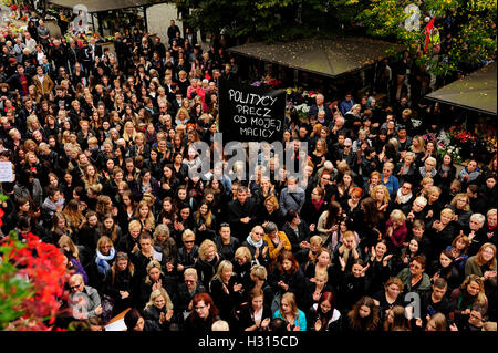 Swidnica,Polonia 3° Ott, 2016. Donne polacche tenere la protesta nero ( Czarny protesta ) contro il divieto previsto sull aborto Credito: Kazimierz Jurewicz/Alamy Live News Foto Stock