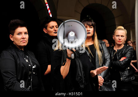 Swidnica,Polonia 3° Ott, 2016. Donne polacche tenere la protesta nero ( Czarny protesta ) contro il divieto previsto sull aborto Credito: Kazimierz Jurewicz/Alamy Live News Foto Stock