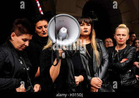 Swidnica,Polonia 3° Ott, 2016. Donne polacche tenere la protesta nero ( Czarny protesta ) contro il divieto previsto sull aborto Credito: Kazimierz Jurewicz/Alamy Live News Foto Stock