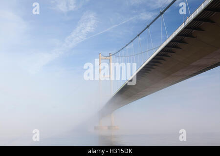 Barton-su-Humber, North Lincolnshire, Regno Unito. Il 3 ottobre 2016. Il Humber Bridge è avvolta nella nebbia di mattina dopo una notte di vicino-temperature di congelamento. Credito: LEE BEEL/Alamy Live News Foto Stock