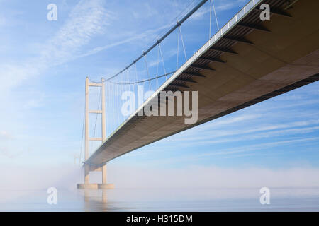 Barton-su-Humber, North Lincolnshire, Regno Unito. Il 3 ottobre 2016. Il Humber Bridge è avvolta nella nebbia di mattina dopo una notte di vicino-temperature di congelamento. Credito: LEE BEEL/Alamy Live News Foto Stock