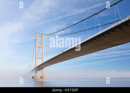 Barton-su-Humber, North Lincolnshire, Regno Unito. Il 3 ottobre 2016. Il Humber Bridge è avvolta nella nebbia di mattina dopo una notte di vicino-temperature di congelamento. Credito: LEE BEEL/Alamy Live News Foto Stock