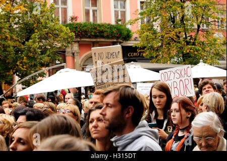 Swidnica,Polonia 3° Ott, 2016. Donne polacche tenere la protesta nero ( Czarny protesta ) contro il divieto previsto sull aborto Credito: Kazimierz Jurewicz/Alamy Live News Foto Stock