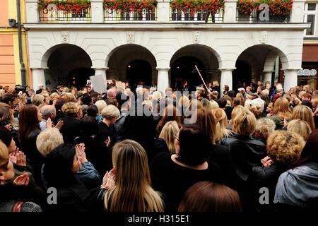 Swidnica,Polonia 3° Ott, 2016. Donne polacche tenere la protesta nero ( Czarny protesta ) contro il divieto previsto sull aborto Credito: Kazimierz Jurewicz/Alamy Live News Foto Stock