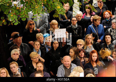 Swidnica,Polonia 3° Ott, 2016. Donne polacche tenere la protesta nero ( Czarny protesta ) contro il divieto previsto sull aborto Credito: Kazimierz Jurewicz/Alamy Live News Foto Stock