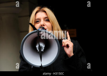 Swidnica, Polonia 3 ottobre 2016. Le donne polacche tengono la protesta nera (protesta di Czarny) contro il divieto pianificato di aborto credito: Kazimierz Jurewicz/Alamy Live News Foto Stock