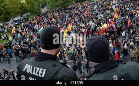 Dresden, Germania. 03 ott 2016. I partecipanti del gruppo xenofobo Pegida si sono riuniti per un mese di marzo a Dresda, Germania, 03 ottobre 2016. L'unità tedesca giorno celebrazioni si svolgono in Sassone la capitale dello stato. Foto: SEBASTIAN WILLNOW/dpa/Alamy Live News Foto Stock