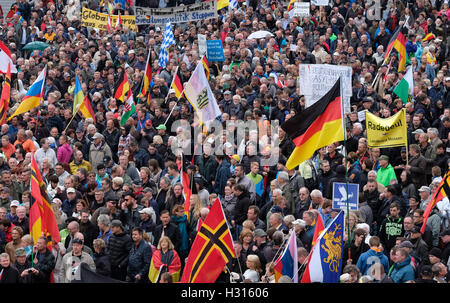 Dresden, Germania. 03 ott 2016. I partecipanti del gruppo xenofobo Pegida si sono riuniti per un mese di marzo a Dresda, Germania, 03 ottobre 2016. L'unità tedesca giorno celebrazioni si svolgono in Sassone la capitale dello stato. Foto: SEBASTIAN WILLNOW/dpa/Alamy Live News Foto Stock