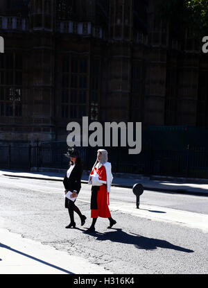 Londra, Regno Unito. 03 ott 2016. Inizio dell'anno giudiziario . Westminster, London . 03.10.2016 Un giudice cercando risplende nella sua accappatoi e parrucca come processo da Westminster Abbey per le Case del Parlamento. Un servizio in Westminster Abbey è condotta dal Decano di Westminster per contrassegnare l'inizio dell'anno giudiziario. Giudici, legge ufficiali, Queen's Counsel (QC), i ministri di governo e gli avvocati frequentare il servizio, con giudici e QC di indossare abiti cerimoniali. Credito: Paolo Marriott fotografia/ Alamy Live News Foto Stock