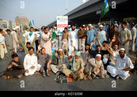 A Peshawar, Pakistan. 03 ott 2016. I sostenitori di Jamat-e-Islami (JI) blocco GT strada come essi stanno protestando contro la banca dati nazionale e autorità di registrazione (NADRA) reparto durante la manifestazione a Peshawar sul Lunedi, ottobre 03, 2016. Credito: Asianet-Pakistan/Alamy Live News Foto Stock