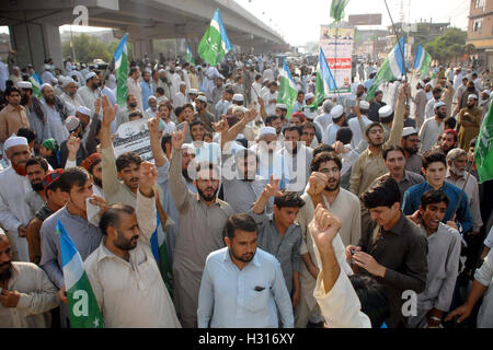 A Peshawar, Pakistan. 03 ott 2016. I sostenitori di Jamat-e-Islami (JI) blocco GT strada come essi stanno protestando contro la banca dati nazionale e autorità di registrazione (NADRA) reparto durante la manifestazione a Peshawar sul Lunedi, ottobre 03, 2016. Credito: Asianet-Pakistan/Alamy Live News Foto Stock