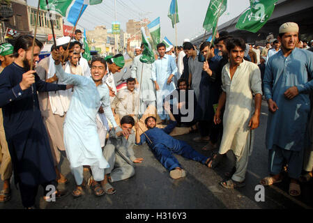 A Peshawar, Pakistan. 03 ott 2016. I sostenitori di Jamat-e-Islami (JI) blocco GT strada come essi stanno protestando contro la banca dati nazionale e autorità di registrazione (NADRA) reparto durante la manifestazione a Peshawar sul Lunedi, ottobre 03, 2016. Credito: Asianet-Pakistan/Alamy Live News Foto Stock