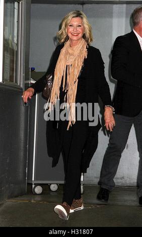 New York, NY, STATI UNITI D'AMERICA. 3° Ott, 2016. Olivia Newton-John spotted lasciando "AOL costruire' in New York New York il 3 ottobre 2016. Credito: Rainmaker foto/media/punzone Alamy Live News Foto Stock