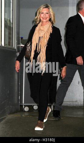 New York, NY, STATI UNITI D'AMERICA. 3° Ott, 2016. Olivia Newton-John spotted lasciando "AOL costruire' in New York New York il 3 ottobre 2016. Credito: Rainmaker foto/media/punzone Alamy Live News Foto Stock