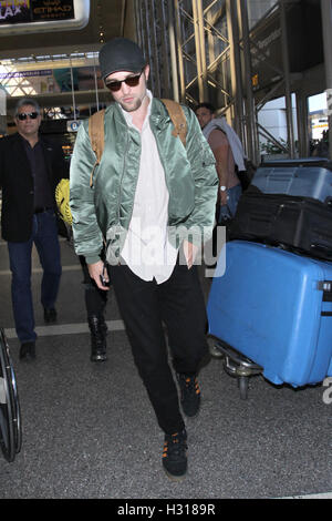 Los Angeles, Ca, Stati Uniti d'America. 3° Ott, 2016. Robert Pattinson visto presso l'aeroporto di Los Angeles in Los Angeles, la California il 3 ottobre 2016. Credito: Giovanni Misa/media/punzone Alamy Live News Foto Stock