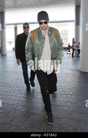 Los Angeles, Ca, Stati Uniti d'America. 3° Ott, 2016. Robert Pattinson visto presso l'aeroporto di Los Angeles in Los Angeles, la California il 3 ottobre 2016. Credito: Giovanni Misa/media/punzone Alamy Live News Foto Stock