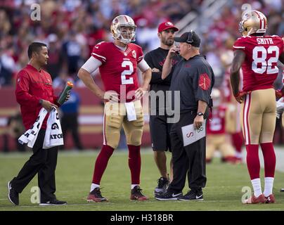 Santa Clara, California, USA. 2 Ottobre, 2016. San Francisco 49ers quarterback Blaine Gabbert (2) e San Francisco 49ers head coach Chip Kelly parlare nel quarto trimestre come essi drive contro Dallas Cowboys durante una partita a Levi's Stadium di domenica 2 ottobre 2016 in Santa Clara, California © Paul Kitagaki Jr/Sacramento Bee/ZUMA filo/Alamy Live News Foto Stock